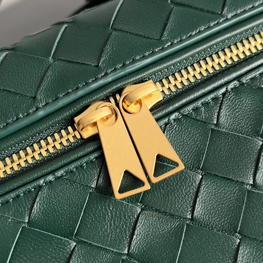 Batch 1360 Bottega Veneta 24 spring and summer woven zipper crossbody bag. A crossbody bag that can be used as a cosmetic bag. The exquisite weaving and compact body are an indispensable accessory for the upcoming summer. The double zipper also better protects the bag. It has a large capacity. If you like it, don’t miss it. Style number: 789109 Size: 22*12.5*5cm
